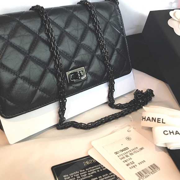 !!SOLD!! CHANEL reissue WOC wallet on Chain - Picture 9 of 12